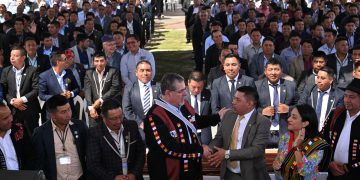 El presidente Bernardo Arévalo, junto a autoridades indígenas y habitantes de Santa María Chiquimula luego de la firma de la agenda de desarrollo territorial en ese municipio.