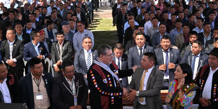 El presidente Bernardo Arévalo, junto a autoridades indígenas y habitantes de Santa María Chiquimula luego de la firma de la agenda de desarrollo territorial en ese municipio.