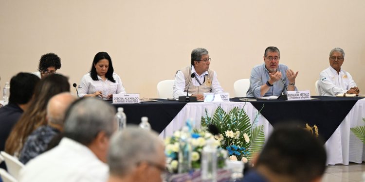 El presidente Bernardo Arévalo se reúne con autoridades locales de Retalhuleu para instalar el Gobierno Departamental. /Foto: Byron de la Cruz