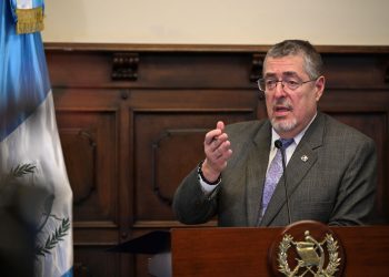 El presidente Bernardo Arévalo, durante La Ronda del lunes, en la que anunció iniciativa para liviar los precios de combustibles.