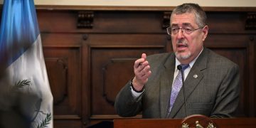 El presidente Bernardo Arévalo, durante La Ronda del lunes, en la que anunció iniciativa para liviar los precios de combustibles.