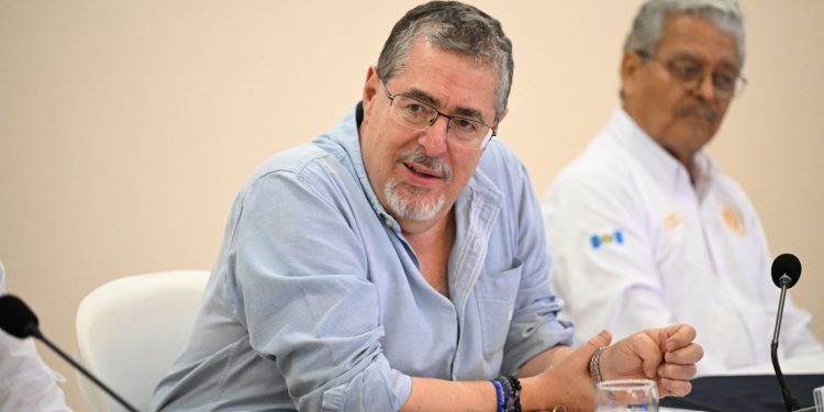 El presidente Bernardo Arévalo, durante reunión con alcaldes de Retalhuleu.