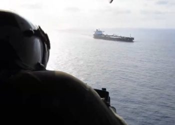 Militares estadounidenses impiden el paso a buque iraní en el estrecho de Ormuz.