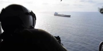 Militares estadounidenses impiden el paso a buque iraní en el estrecho de Ormuz.