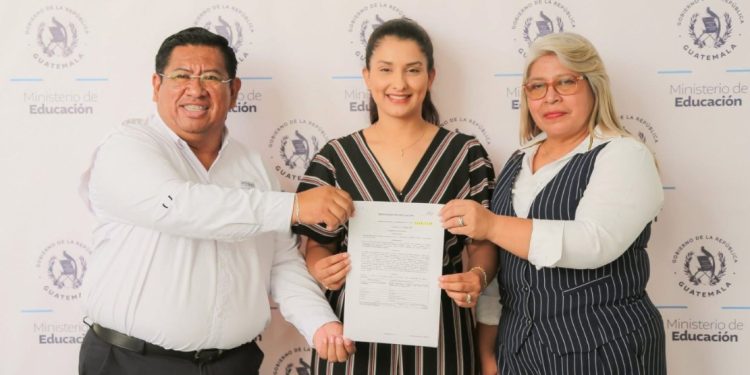 Entrega de nombramientos fortalece el sistema educativo en Chiquimula