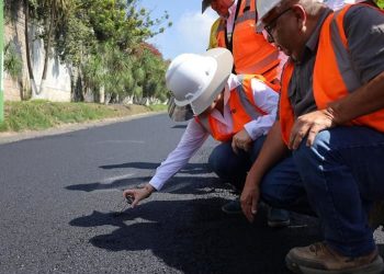 La ministra Norma Zea supervisó personalmente el avance de los trabajos en la Ruta CA-1 Oriente, (ruta Interamericana o carretera a El Salvador.)