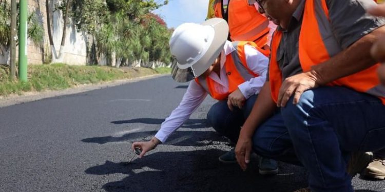 La ministra Norma Zea supervisó personalmente el avance de los trabajos en la Ruta CA-1 Oriente, (ruta Interamericana o carretera a El Salvador.)