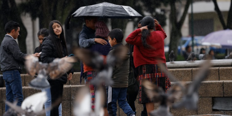 Las autoridades recomiendan a la población mantenerse informada sobre las condiciones del clima en Guatemala. / Foto: SCSP