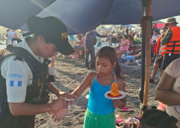 Agentes de la PNC brindan seguridad en distintos puntos del país./Foto: PNC.