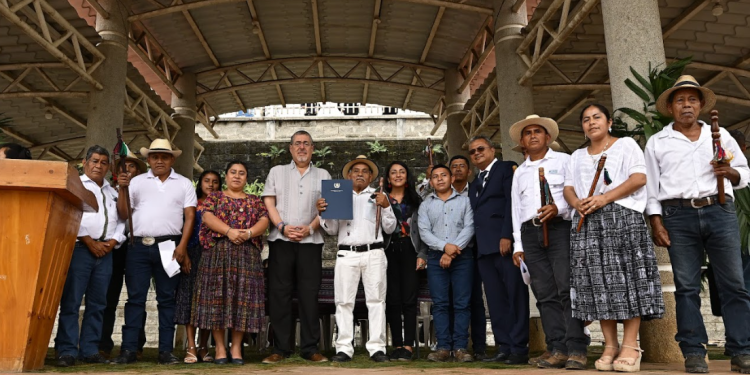 Firma de agenda territorial en Alta Verapaz.