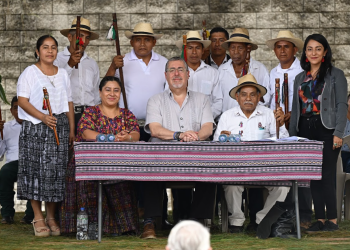 Presidente firma agenda territorial en Alta Verapaz.
