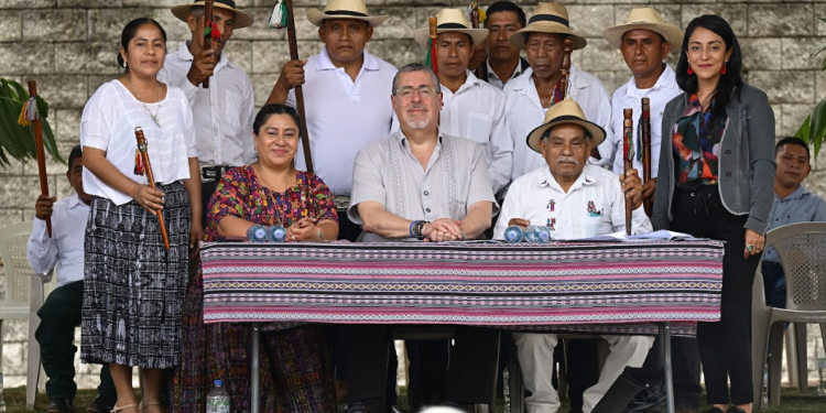 Presidente firma agenda territorial en Alta Verapaz.