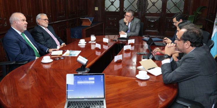 Presidente se reunió con representantes de PEI- Guatemala donde abordaron las elecciones de segundo grado. / Foto: PEI-GT.