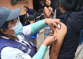 Salud acerca jornadas de vacunación a comunidades de zona 18 para prevenir enfermedades como el sarampión. (Foto: MSPAS)