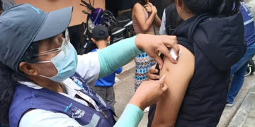 Salud acerca jornadas de vacunación a comunidades de zona 18 para prevenir enfermedades como el sarampión. (Foto: MSPAS)