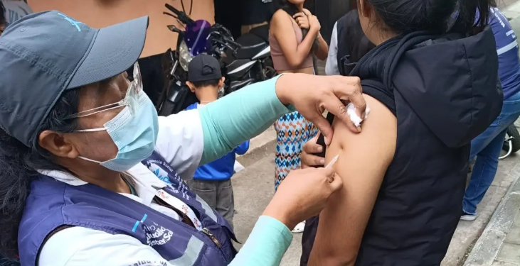 Salud acerca jornadas de vacunación a comunidades de zona 18 para prevenir enfermedades como el sarampión. (Foto: MSPAS)
