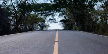 El mejoramiento de la ruta favorecerá el turismo y el comercio en la región de Champerico, Retalhuleu. / Foto: Alex Jacinto.