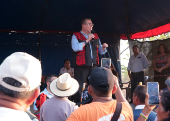 El presidente Bernardo Arévalo supervisó tramos carreteros de Retalhuleu junto a la comunidad. (Foto: Alex Jacinto)