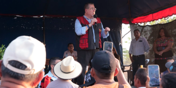 El presidente Bernardo Arévalo supervisó tramos carreteros de Retalhuleu junto a la comunidad. (Foto: Alex Jacinto)