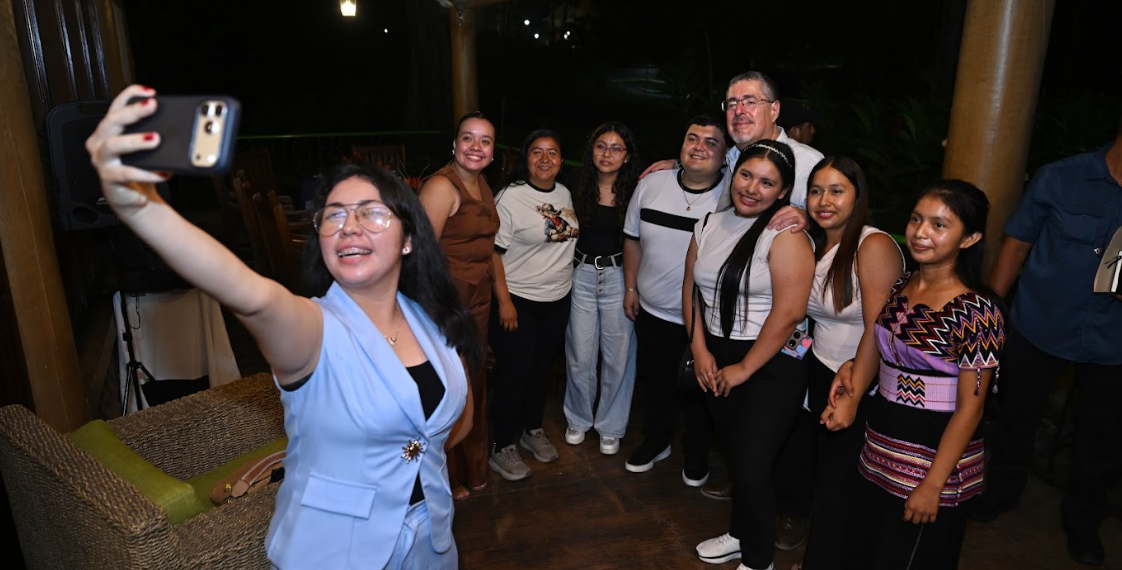 Jóvenes retaltecos comparten con el Presidente sus historias y cómo los ayudan en sus estudios las becas. / Foto: Byron de la Cruz.