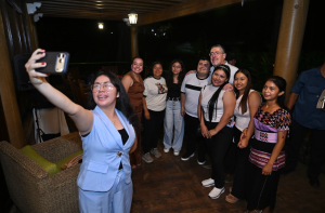 Jóvenes retaltecos comparten con el Presidente sus historias y cómo los ayudan en sus estudios las becas. / Foto: Byron de la Cruz.