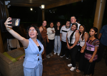 Jóvenes retaltecos comparten con el Presidente sus historias y cómo los ayudan en sus estudios las becas. / Foto: Byron de la Cruz.