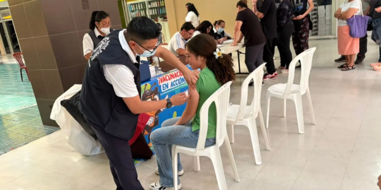Durante el sábado 11 de abril fueron aplicadas mil 34 dosis y el domingo 12 fueron mil 390 inmunizaciones. (Foto: MSPAS)