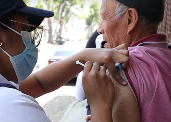 Jornada de vacunación de casa en casa llega a colonias de la ciudad capital. (Foto: MSPAS)
