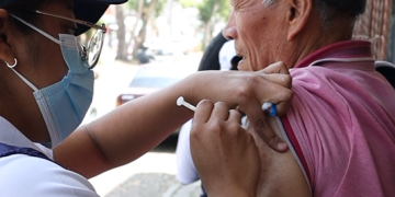 Jornada de vacunación de casa en casa llega a colonias de la ciudad capital. (Foto: MSPAS)