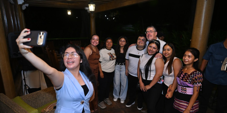 Presidente hace llamado a los jóvenes a aplicar en la primera convocatoria de Becas por Nuestro Futuro