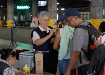 Vecinos agradecen el acercamiento de la vacunación contra el sarampión. (Foto: Gilbert García)