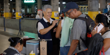 Vecinos agradecen el acercamiento de la vacunación contra el sarampión. (Foto: Gilbert García)