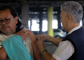 El personal del Centro de Salud de El Mezquital también se encuentra acercando la vacunación a la población. (Foto: Gilbert García)