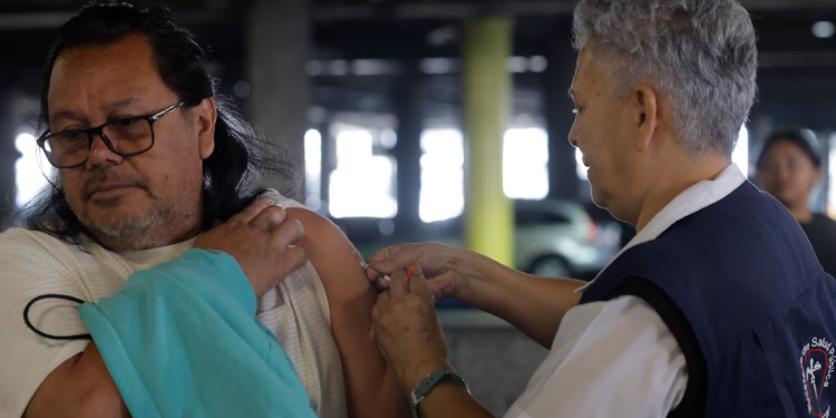 El personal del Centro de Salud de El Mezquital también se encuentra acercando la vacunación a la población. (Foto: Gilbert García)