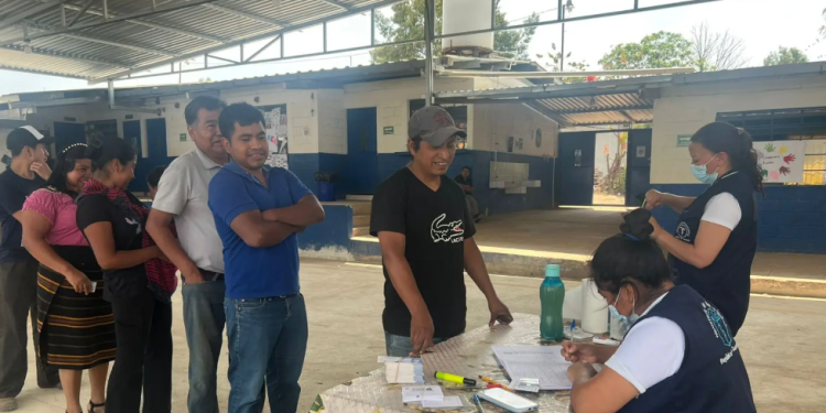 Durante el fin de semana los equipos de salud aplicaron cinco mil 604 dosis de la vacuna contra el sarampión. (Foto: MSPAS)