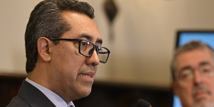 Ministro de Finanzas compartió la línea de trabajo para la ejecución del subsidio a los combustibles. (Foto: Álvaro Interiano)