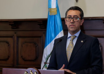 Ministro de Finanzas explicó durante la ronda que para los subsidios de combustibles no atraerán más deuda. (Foto: Alex Jacinto)