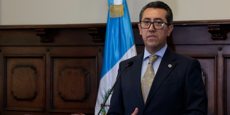 Ministro de Finanzas explicó durante la ronda que para los subsidios de combustibles no atraerán más deuda. (Foto: Alex Jacinto)