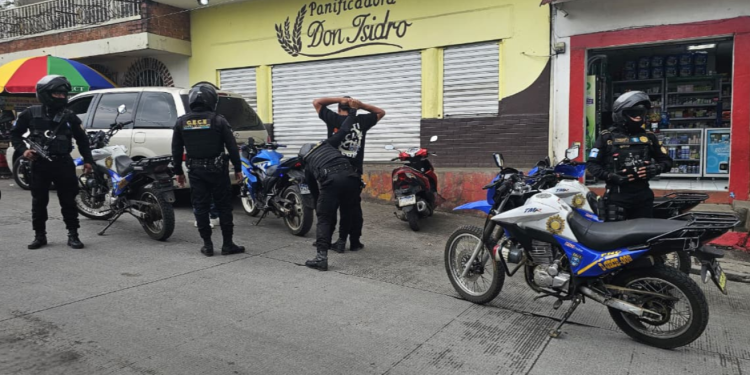 PNC realizando operativos de revisión e identificación. / Foto: PNC