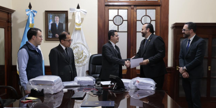 Recepción de expedientes de aspirantes a fiscal general 2026-2030. / Foto: Alex Jacinto