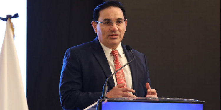 Villeda en el primer conversatorio previo a la vigésima edición del Encuentro Nacional de Empresarios por el Desarrollo. / Foto: Mingob