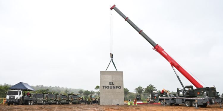 Instalación de la primera piedra de la cárcel El Triunfo. / Foto: Byron de la Cruz.