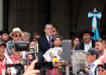 Presidente recibe marcha de autoridades indígenas en el Palacio Nacional./Foto: Noé Pérez.