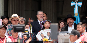 Presidente recibe marcha de autoridades indígenas en el Palacio Nacional./Foto: Noé Pérez.