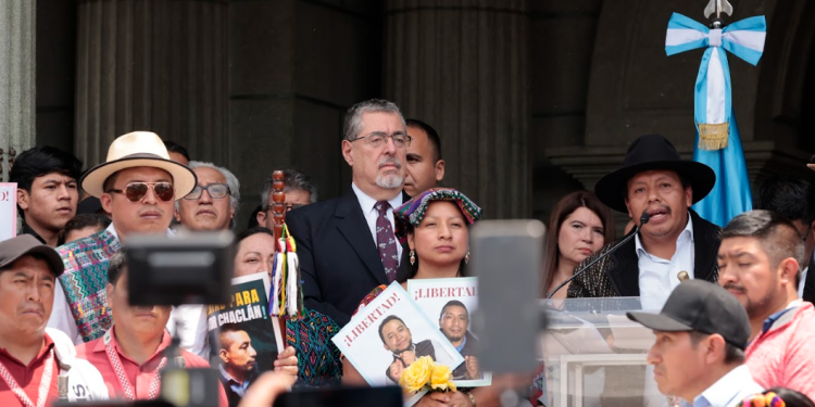 Presidente recibe marcha de autoridades indígenas en el Palacio Nacional./Foto: Noé Pérez.