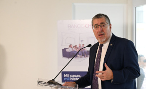 Presidente Bernardo Arévalo en entrega de una vivienda del Programa Mi Primera Casa.