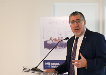 Presidente Bernardo Arévalo en entrega de una vivienda del Programa Mi Primera Casa.