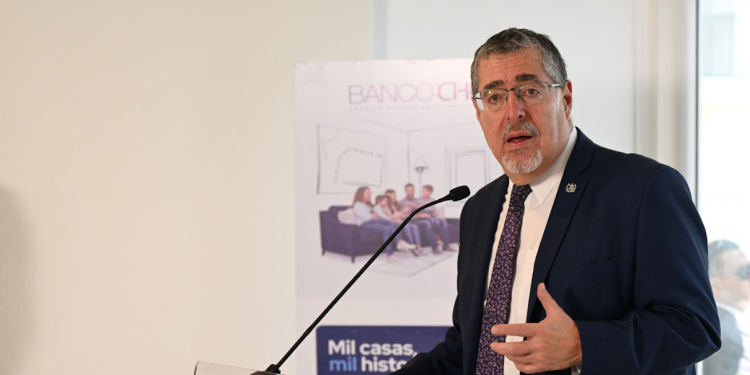 Presidente Bernardo Arévalo en entrega de una vivienda del Programa Mi Primera Casa.