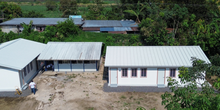 UCEE entrega módulos prefabricados a escuela en Patulul./Foto: UCEE.