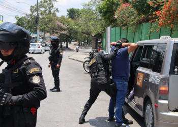 Los operativos contra taxis piratas forman parte de una estrategia integral de la PNC para combatir el transporte ilegal. / Foto: PNC
